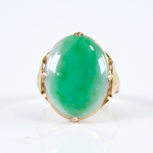 1270 - A Vintage Chinese unmarked high carat gold cabochon jade panel ring, ribbed shoulders with openwork ... 