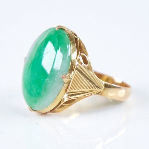 1270 - A Vintage Chinese unmarked high carat gold cabochon jade panel ring, ribbed shoulders with openwork ... 