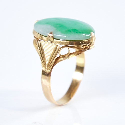 1270 - A Vintage Chinese unmarked high carat gold cabochon jade panel ring, ribbed shoulders with openwork ... 