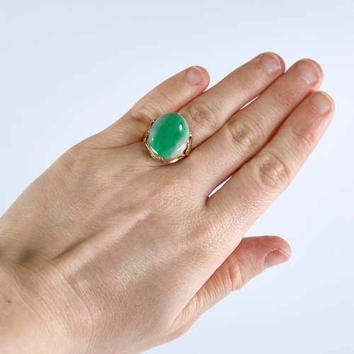 1270 - A Vintage Chinese unmarked high carat gold cabochon jade panel ring, ribbed shoulders with openwork ... 