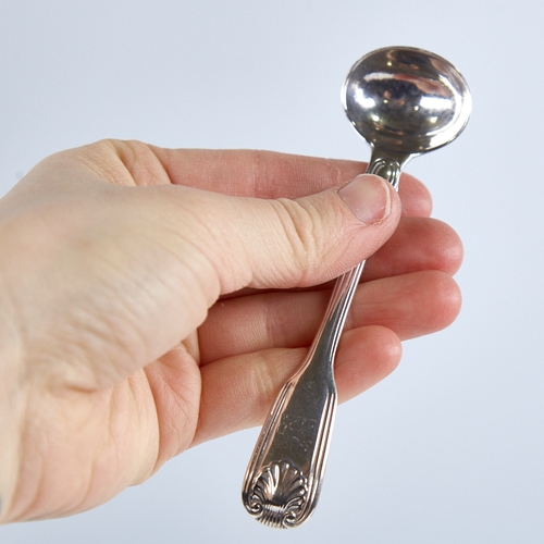 1276 - A set of 4 Victorian silver Fiddle Thread and Shell pattern mustard spoons, by Chawner & Co, hallmar... 