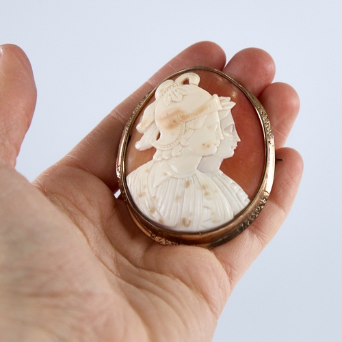 1289 - A 19th century relief carved shell cameo brooch, depicting 2 Classical profiles, in pinchbeck frame,... 