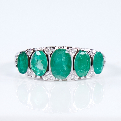 1307 - A modern 14ct white gold graduate 5-stone emerald and diamond half hoop ring, set with oval-cut emer... 