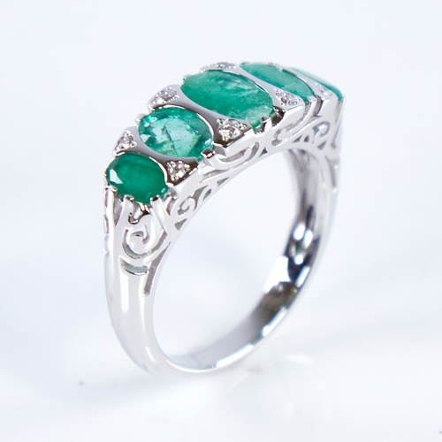 1307 - A modern 14ct white gold graduate 5-stone emerald and diamond half hoop ring, set with oval-cut emer... 