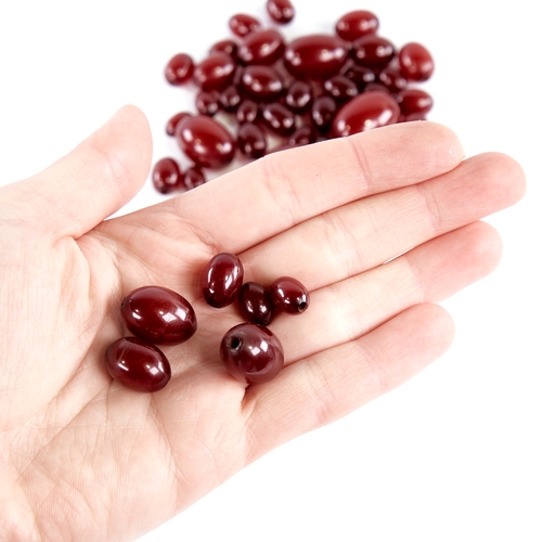 1344 - A group of loose cherry amber beads, bead lengths ranging from 24mm to 11mm, 55.2g total