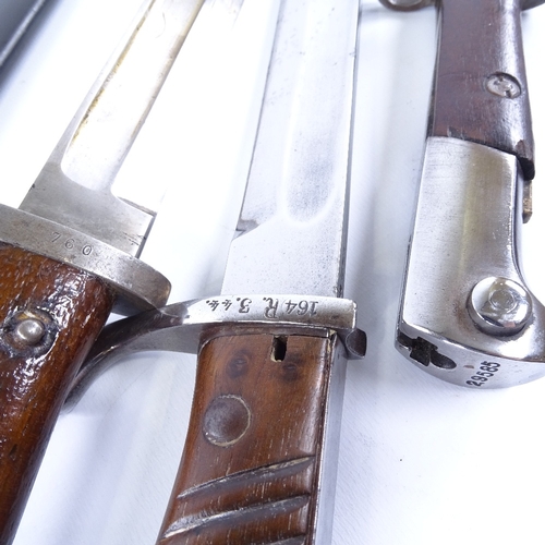 292 - 3 various knife bayonets, 2 with metal scabbard (3)