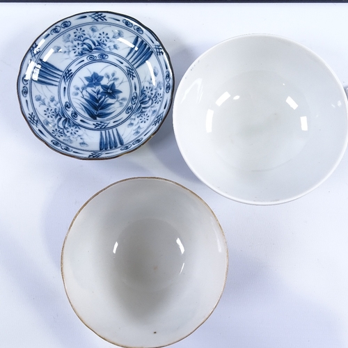 222 - 3 pieces of Oriental porcelain, comprising dragon decorated bowl, diameter 10cm, and 2 blue and whit... 