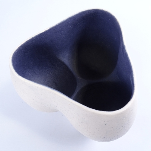 2002 - DEANA MOORE, BRITISH, studio pottery vessel in tripod form, white glaze with blue speckle with blue ... 