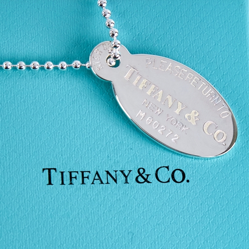 1661 - TIFFIANY & CO - a modern sterling silver Return To Tiffany oval pendant necklace, on original silver... 