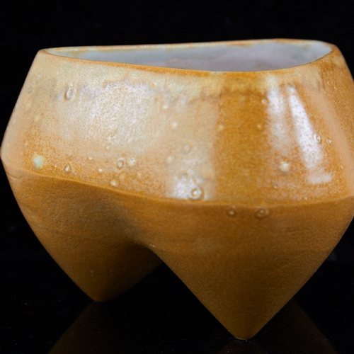 2080 - DEANA MOORE, BRITISH, studio ceramic stoneware vessel of tripod form yellow/brown glaze with white i... 