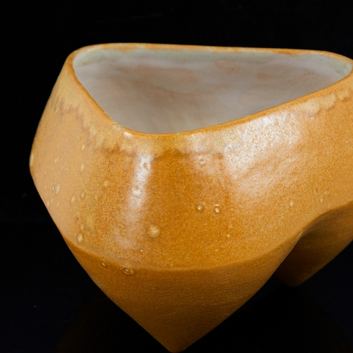 2080 - DEANA MOORE, BRITISH, studio ceramic stoneware vessel of tripod form yellow/brown glaze with white i... 