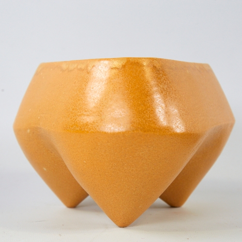 2080 - DEANA MOORE, BRITISH, studio ceramic stoneware vessel of tripod form yellow/brown glaze with white i... 