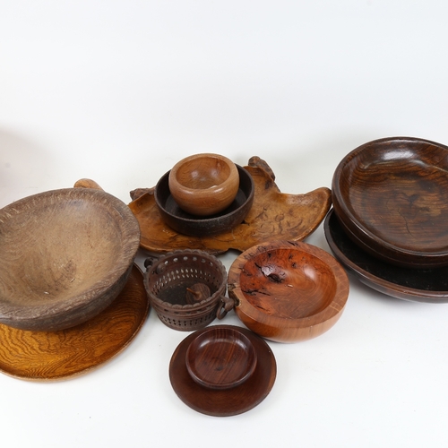 86 - A large quantity of various turned wood bowls, dishes, food bowls etc (11)