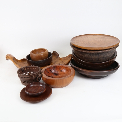 86 - A large quantity of various turned wood bowls, dishes, food bowls etc (11)