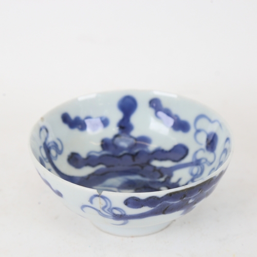 95 - An 18th/19th century Chinese blue and white dragon bowl, mark on base, diameter 12cm