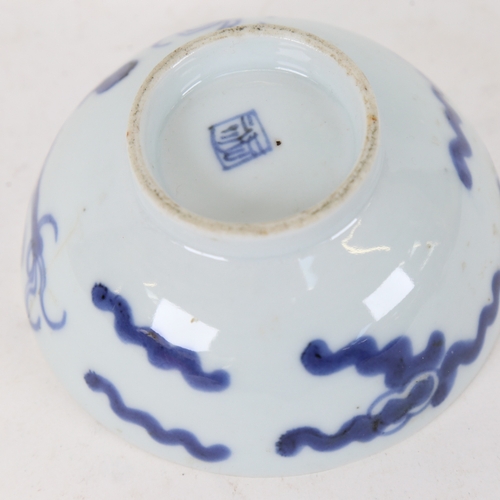 95 - An 18th/19th century Chinese blue and white dragon bowl, mark on base, diameter 12cm