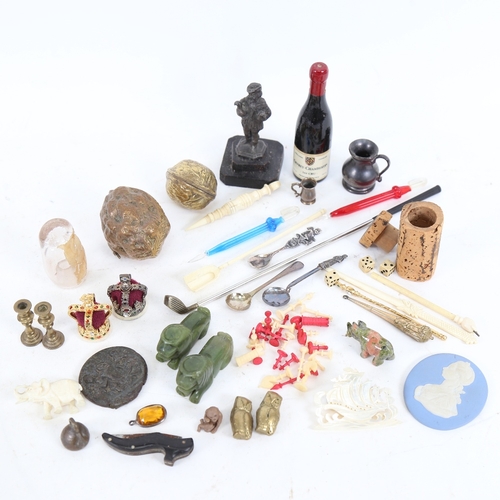 260 - Various miniature collectables, including ivory chessmen, silver salt spoon, jadeite lion, Wedgwood ... 