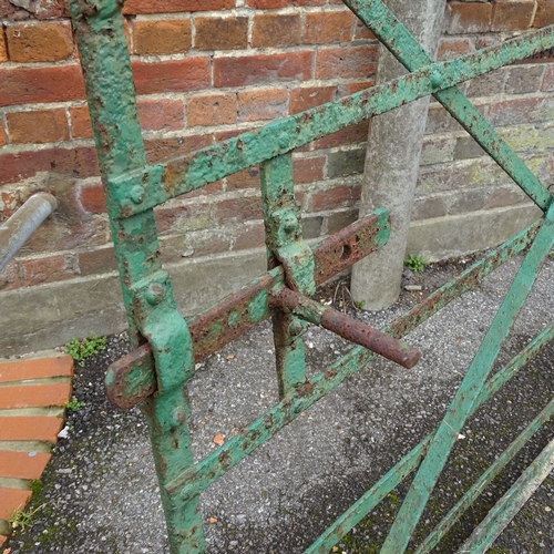 2035 - A green painted cast-iron drive gate, L275cm, H113cm