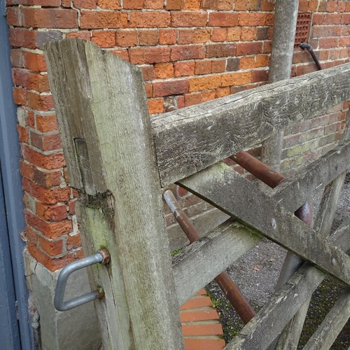 2036 - A weathered hardwood 5-bar drive gate, L275cm, H122cm