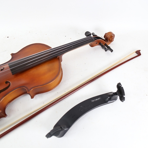 150 - A brand new modern German Sandner full size violin and bow, in original case, RRP £400