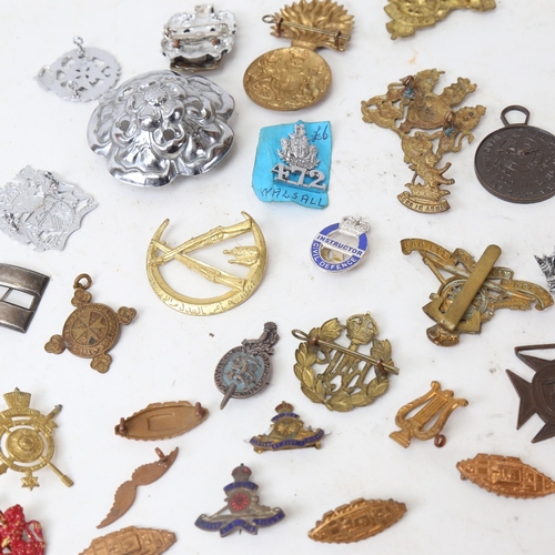 191 - Various military cap badges, brooches etc, including RAF and tank