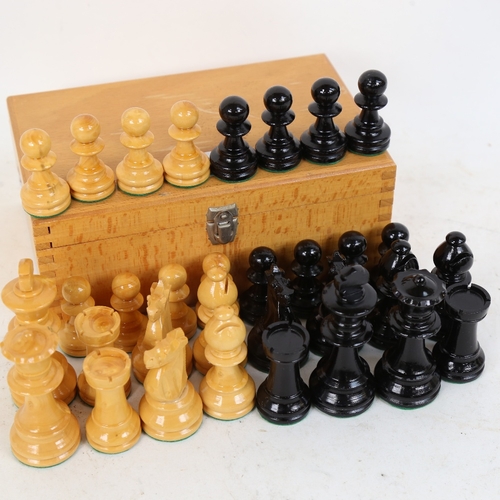 300 - A Staunton pattern chess set, unmarked, King height 8.5cm