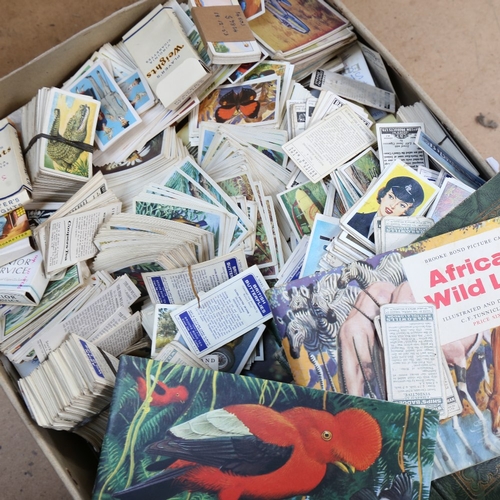 330 - A large quantity of various loose cigarette cards, including Player's (boxful)