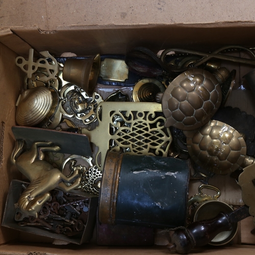 331 - Various metalware, including tin spice box, horse brasses etc (boxful)