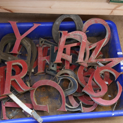 337 - A group of various Vintage painted metal letters (boxful)