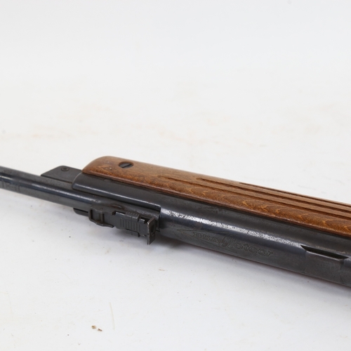 471 - A BSA Meteor .22 calibre air rifle, break-barrel action, serial no. T32582, overall length 104cm