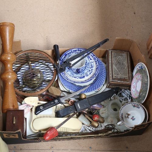 521 - Various collectables, including Berkley knife, boomerangs, ceramic plates etc (boxful)