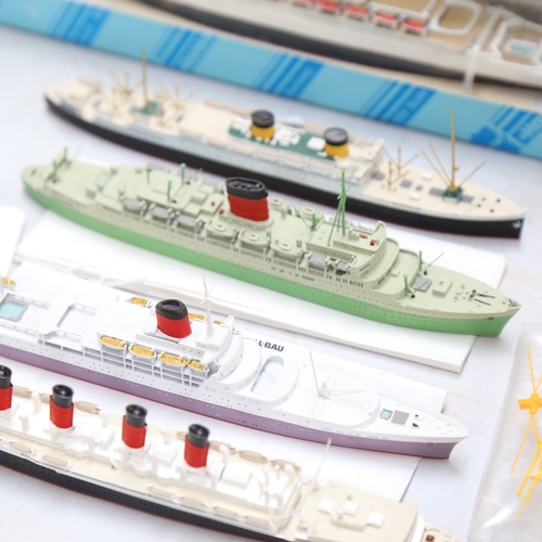 590 - A group of 1:1250 scale diecast model ships, including Queen Elizabeth Cunard, all boxed (5)