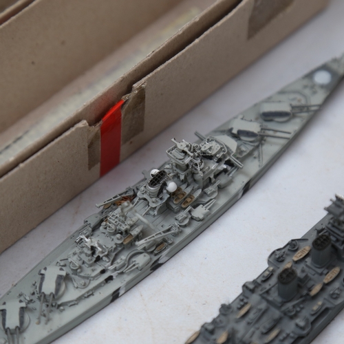 593 - A group of 1:1250 scale diecast model ships, including Bismarck, Hood etc, all boxed (3)