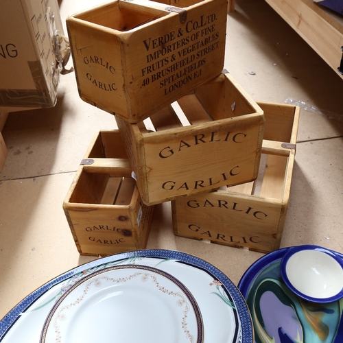 826 - A set of 4 Verde & Co Ltd Garlic crates, and various meat plates