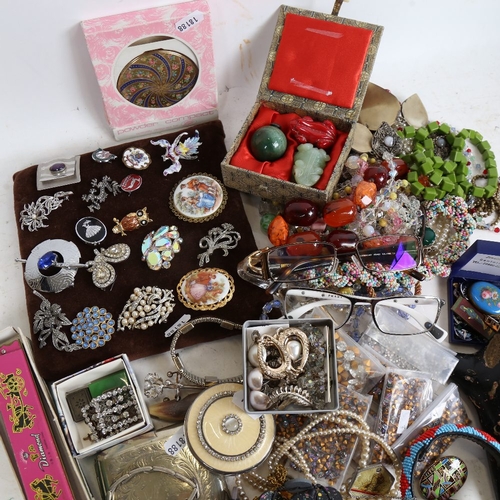 1213 - A large quantity of various Vintage costume jewellery, collectables, compacts etc