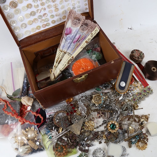 1221 - A large quantity of various Vintage costume jewellery, including necklaces, brooches etc