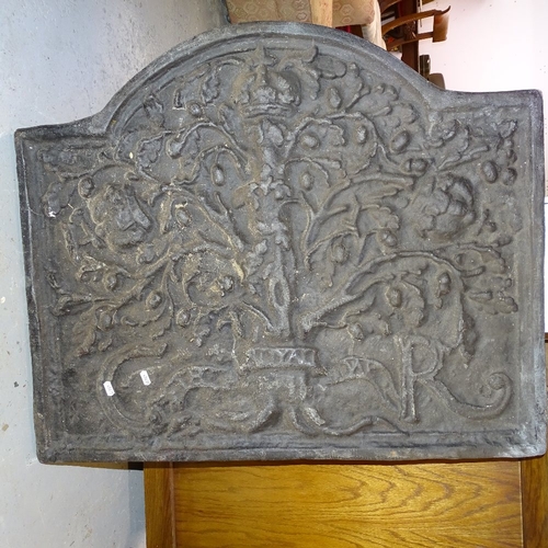 2220 - A large embossed arch-top cast-iron fireback, W85cm, H71cm