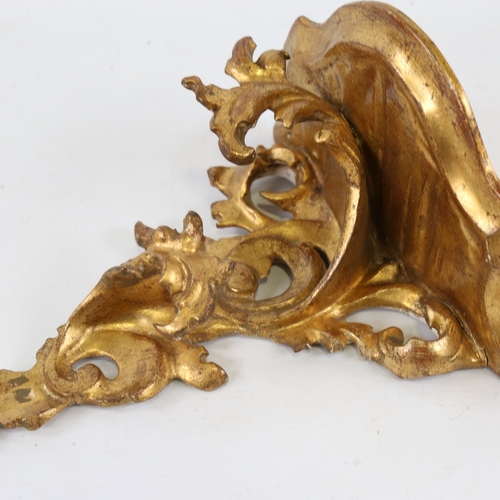 195 - A carved giltwood Florentine shelf bracket with acanthus support, probably early 20th century, heigh... 