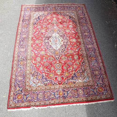 442 - A large red ground Kashan wool rug, floral decoration with border, 298cm x 200cm