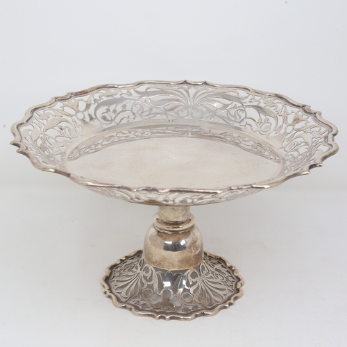 1123 - A late Victorian silver pedestal tazza, circular form with scalloped and pierced rim, by Goldsmiths ... 