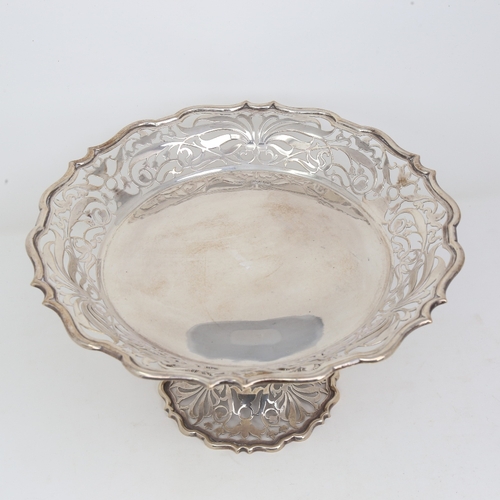 1123 - A late Victorian silver pedestal tazza, circular form with scalloped and pierced rim, by Goldsmiths ... 