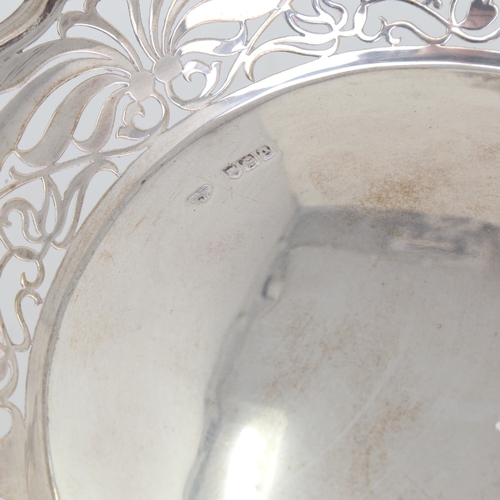 1123 - A late Victorian silver pedestal tazza, circular form with scalloped and pierced rim, by Goldsmiths ... 