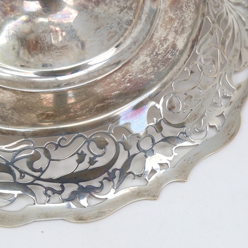 1123 - A late Victorian silver pedestal tazza, circular form with scalloped and pierced rim, by Goldsmiths ... 