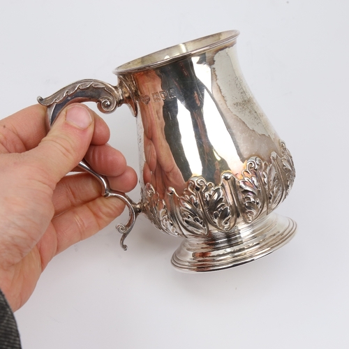 1133 - An Edwardian silver half pint tankard mug, cylindrical baluster form with relief embossed acanthus l... 