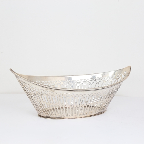 1159 - An Edwardian silver boat-shaped bread basket, pierced gallery, by Sibray, Hall & Co Ltd, hallmarks L... 