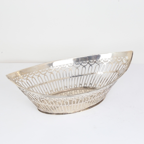 1159 - An Edwardian silver boat-shaped bread basket, pierced gallery, by Sibray, Hall & Co Ltd, hallmarks L... 