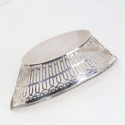 1159 - An Edwardian silver boat-shaped bread basket, pierced gallery, by Sibray, Hall & Co Ltd, hallmarks L... 