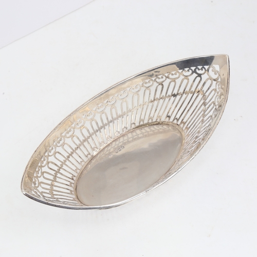 1159 - An Edwardian silver boat-shaped bread basket, pierced gallery, by Sibray, Hall & Co Ltd, hallmarks L... 