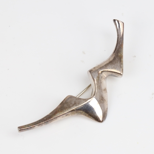 1251 - A Vintage stylised sterling silver abstract brooch, by George Tarratt for Des Ernest Blyth, model no... 