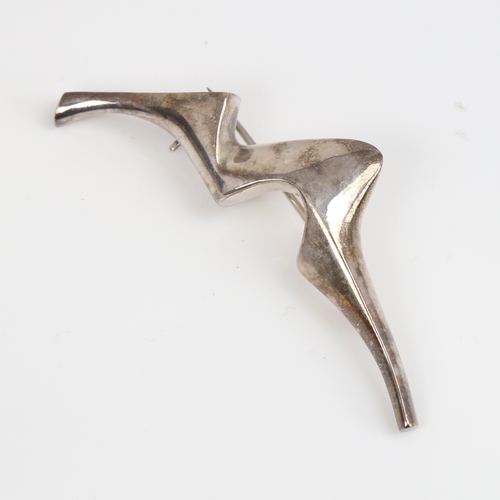 1251 - A Vintage stylised sterling silver abstract brooch, by George Tarratt for Des Ernest Blyth, model no... 